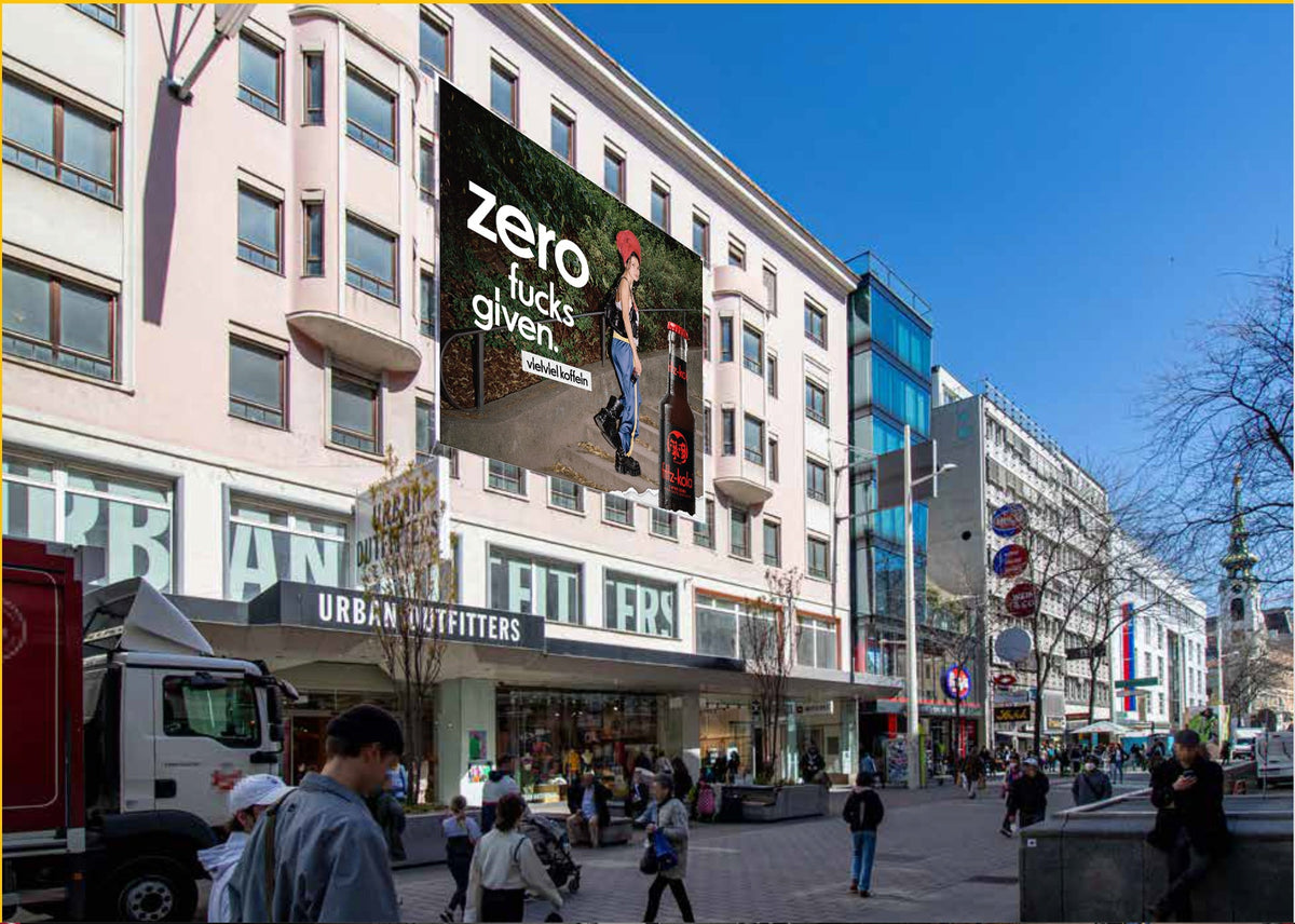 fritz-kola Kampagnenmotiv „zero fucks given.“ als Megaboard auf der Wiener Mariahilfer Straße mit fritz-kola super zero Flasche.