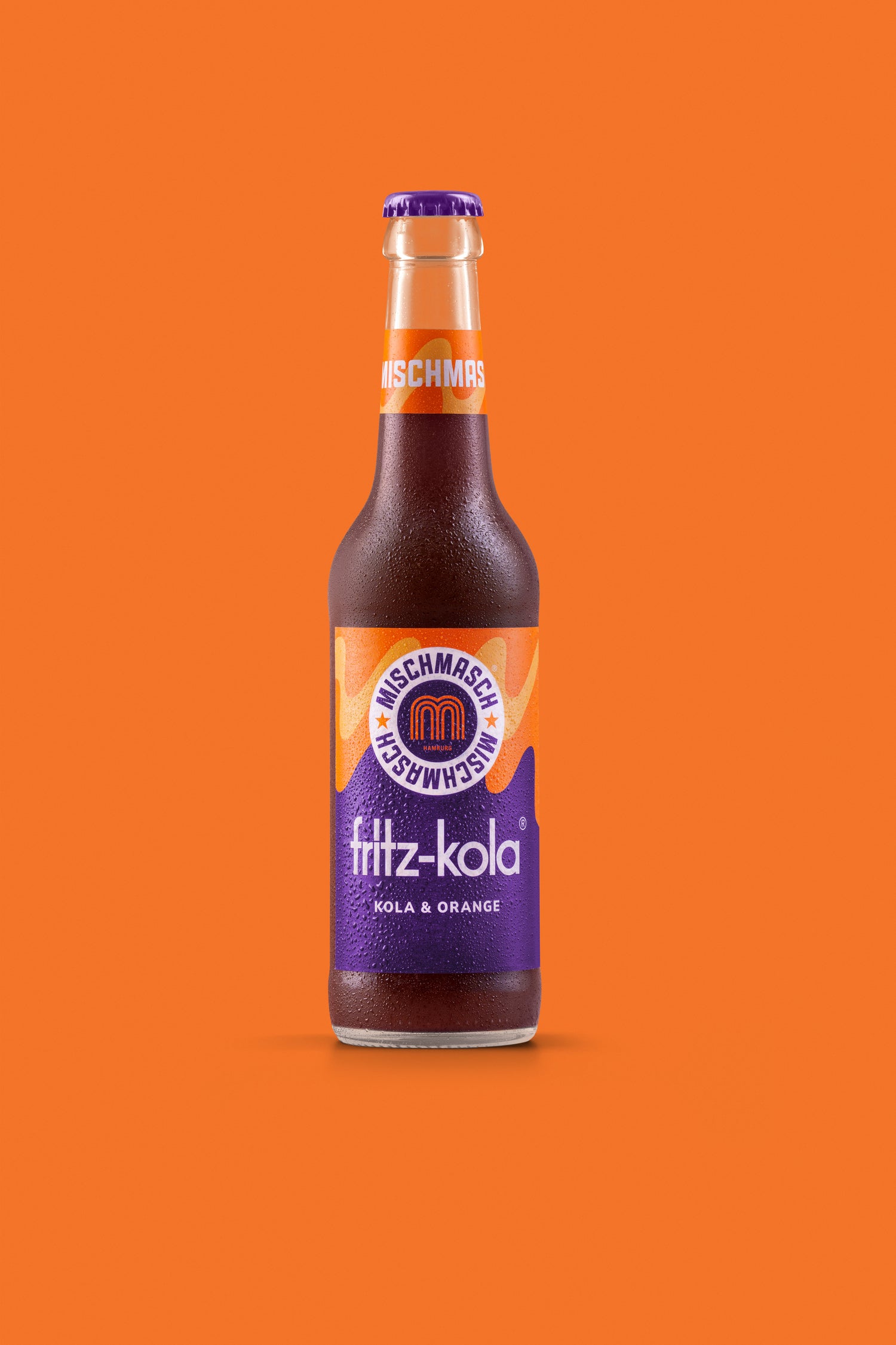 fritz-kola mischmasch Produkt Packshot vor organgenem Hintergrund