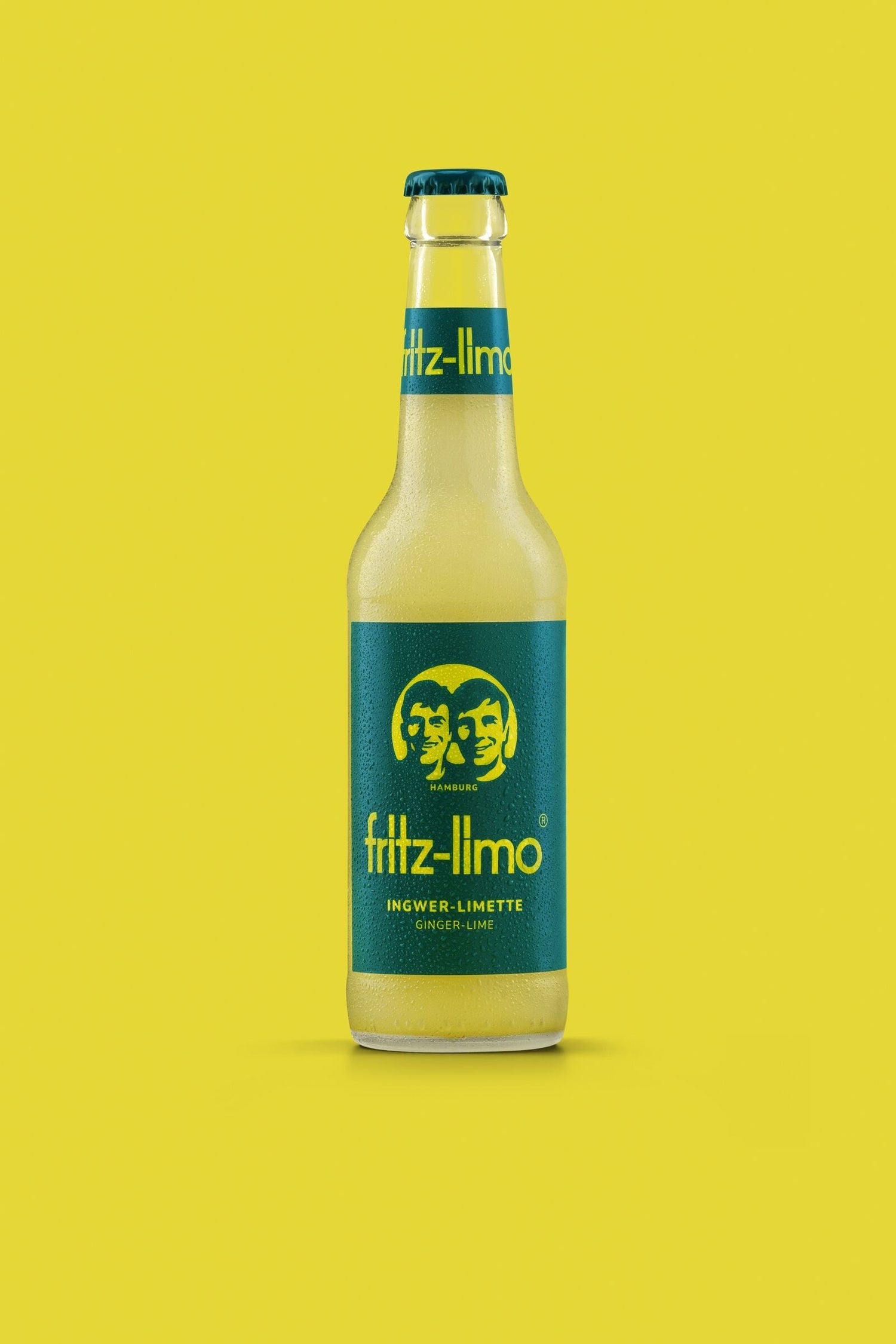 fritz-limo ingwer-limette flasche vor gelbem hintergrund