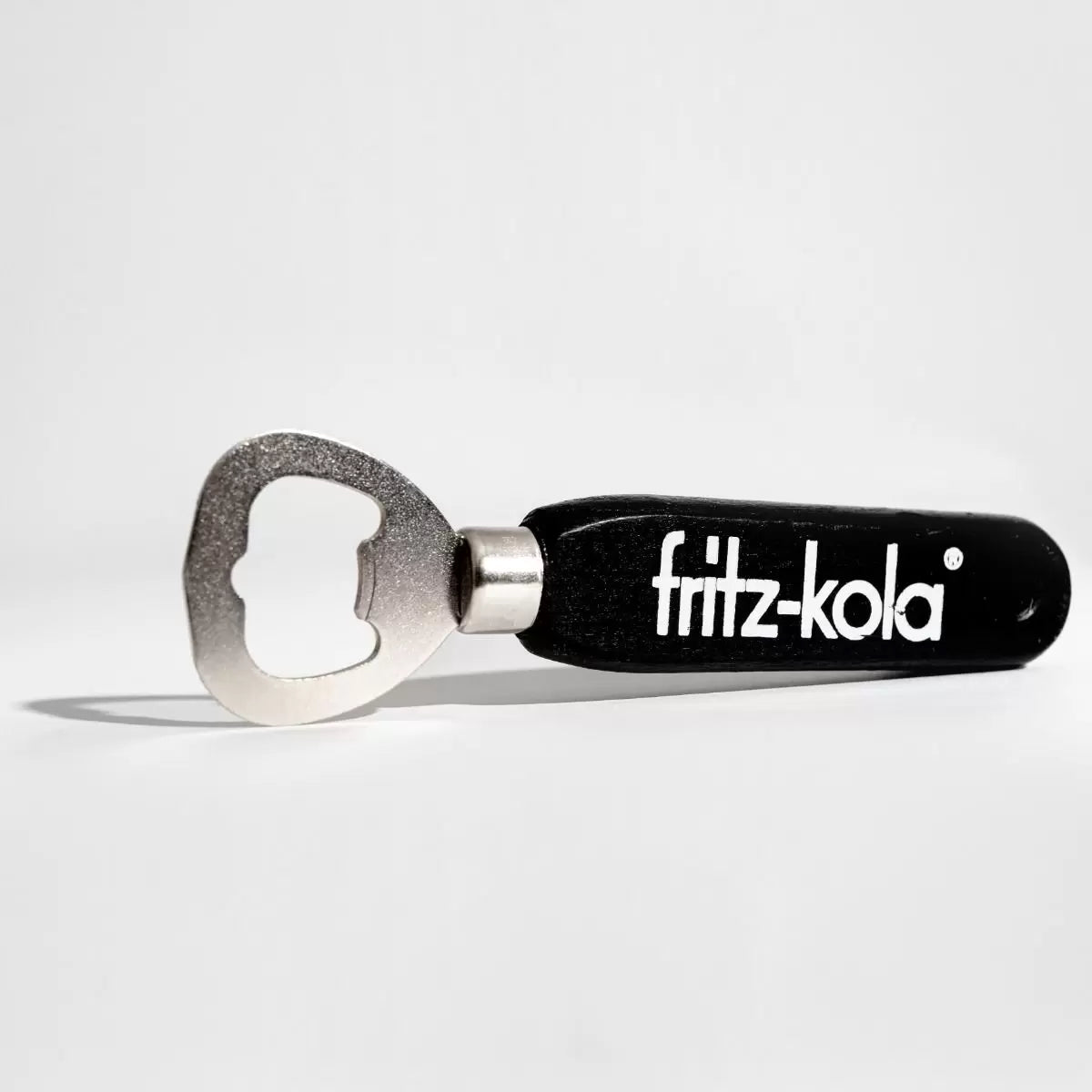 fritz-kola Flaschenöffner mit schwarzem Holzgriff und weißem "fritz-kola" Schriftzug vor weißem Hintergrund