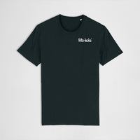 Ein schwarzes T-Shirt mit kleinem fritz-kola Logo auf der Brust, fotografiert auf weißem Hintergrund.