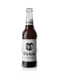 glasflasche fritz-kola organic mit schwarzen und grünen etiketten, mit kondenswasser und eisansatz, freigestellt