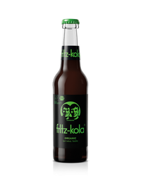 glasflasche fritz-kola organic mit schwarzen und grünen etiketten, freigestellt