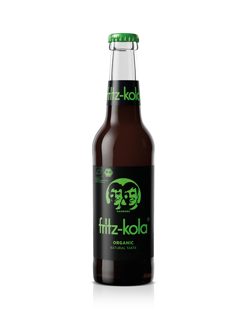 glasflasche fritz-kola organic mit schwarzen und grünen etiketten, freigestellt