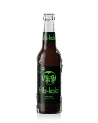 glasflasche fritz-kola organic mit schwarzen und grünen etiketten, mit kondenswasser und eisansatz, freigestellt vor weißem hintergrund