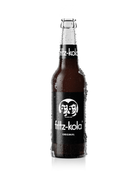 glasflasche fritz-kola original mit schwarzen etiketten, mit kondenswasser und eisansatz, freigestellt