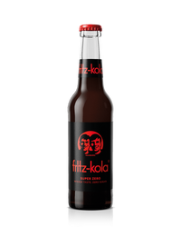 glasflasche fritz-kola super zero mit schwarzen etiketten und roten akzenten, freigestellt