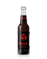 glasflasche fritz-kola super zero mit schwarzen etiketten und roten akzenten, mit kondenswasser und eisansatz, freigestellt