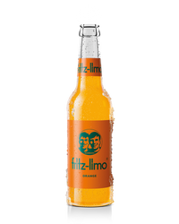 fritz-limo orange mit orangem etikett und kondenswasser und eis an der glasflasche