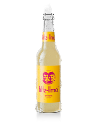 fritz-limo zitrone mit gelbem etikett und kondenswasser und eis an der glasflasche