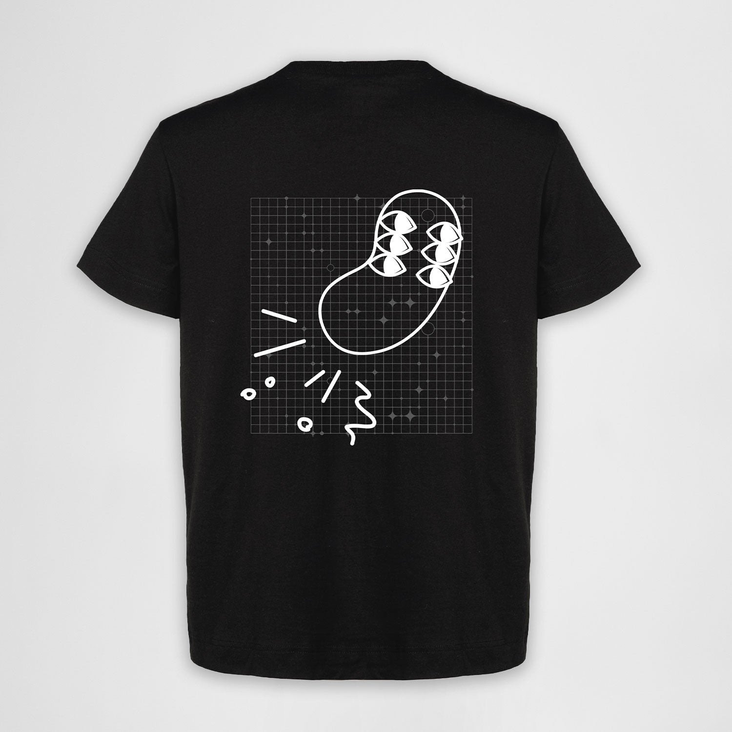 Rückseite des schwarzen fritz-kola x rktbns T-Shirts mit minimalistischem weißen Design auf Rasterhintergrund - abstrakte Bohne mit 6 Augen auf weißem Raster
