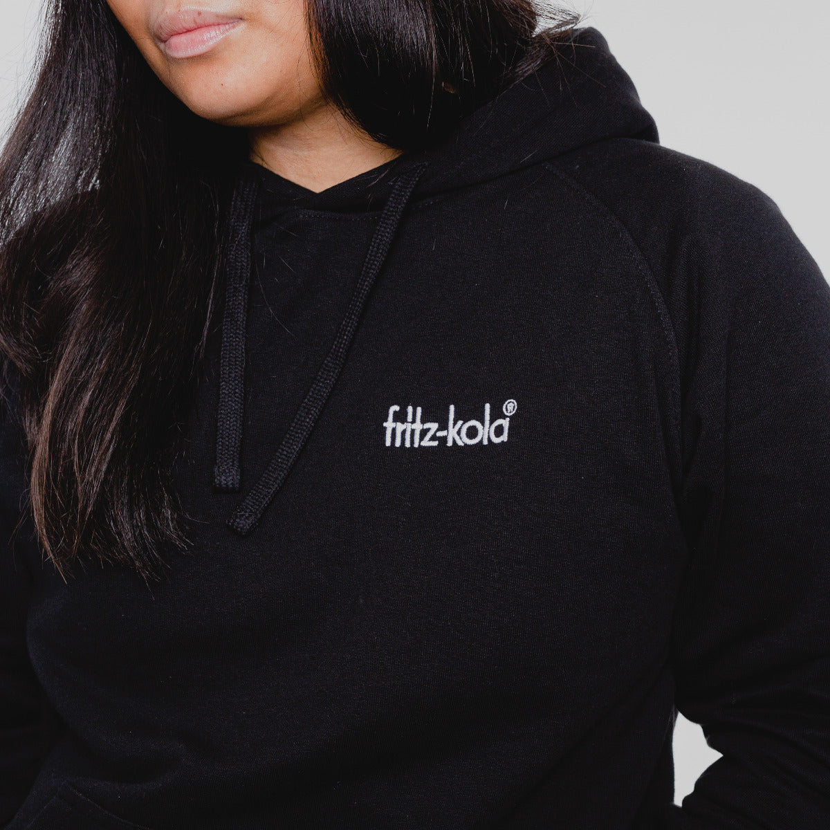 Detailaufnahme Stick fritz-kola Schriftzug auf schwarzem Hoodie