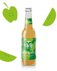 glasflasche fritz-spritz bio-apfelschorle mit grünem etikett und kondenswasser