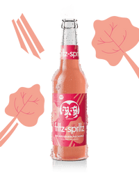 glasflasche fritz-spritz bio-rhabarberschorle mit rotem etikett und kondenswasser