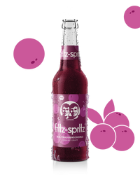 glasflasche fritz-spritz bio-traubenschorle mit violettem etikett und kondenswasser