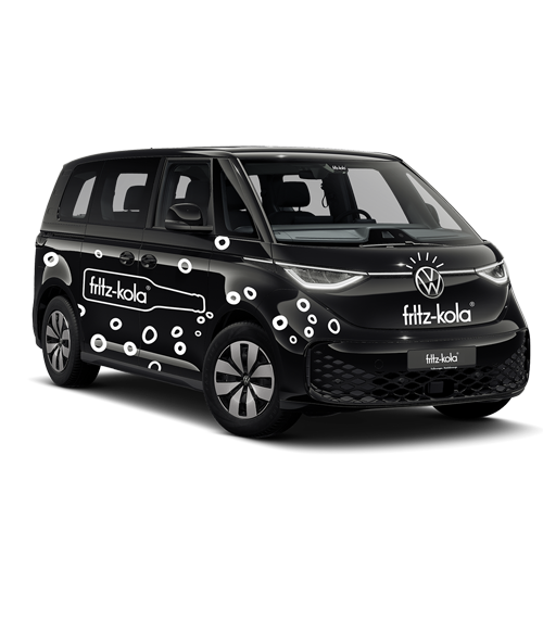 Schwarzer elektrisch betriebener Kleinbus mit fritz-kola‑Branding und weißen Punktmustern, schräg von vorne dargestellt. Auf den Seiten und der Front ist das Logo „fritz-kola“ angebracht, der Hintergrund ist neutral weiß.