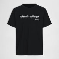 Schwarzes Shirt auf weißem Hintergrund. Auf der Brust steht in weiß der Schriftzug "koksen ist achtziger." und darunter ist das fritz-kola Logo