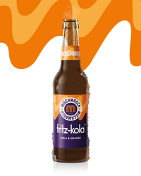 mischmasch kola + orange mit Kondesnwasser und Eis an der Glasflasche