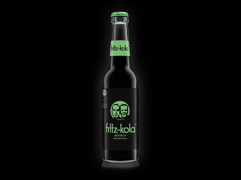 Zu sehen ist die fritz-bio-kola in der 0,33 Liter Größe mit einem schwarzen Etikett mit grünen Elementen