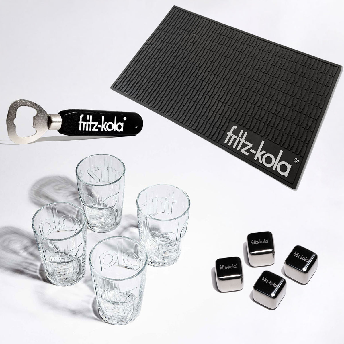 Geschenkset „Perfect Serve“ mit vier fritz-kola embossed Gläsern, Flaschenöffner, schwarzer Barmatte und Metall-Eiswürfeln