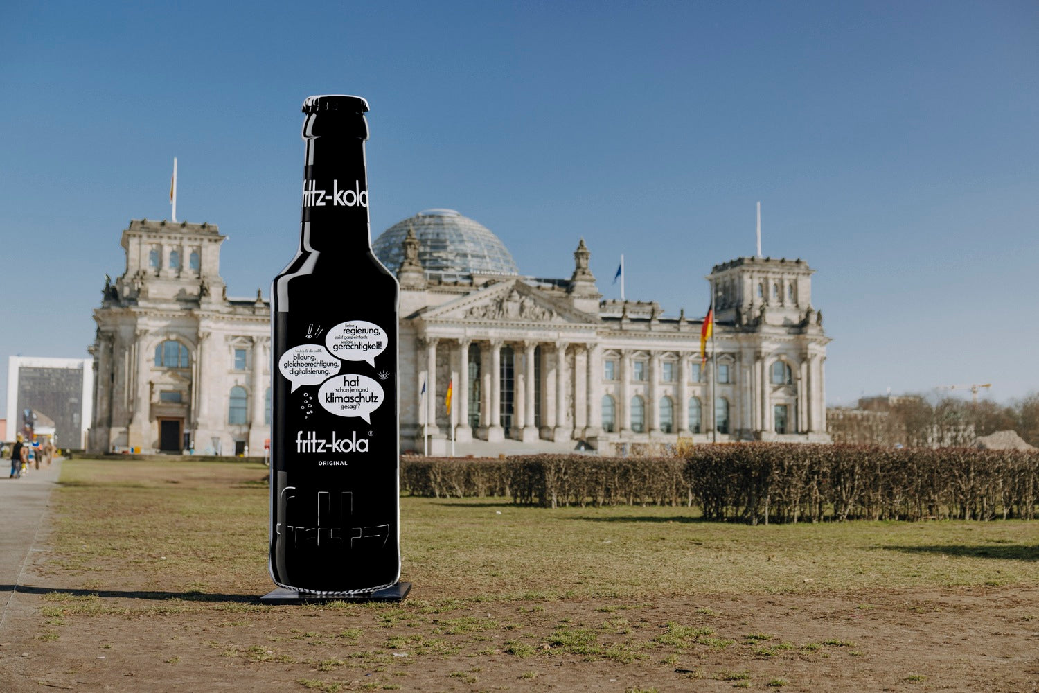 Riesige fritz-kola Flasche vor dem Bundestag in Berlin