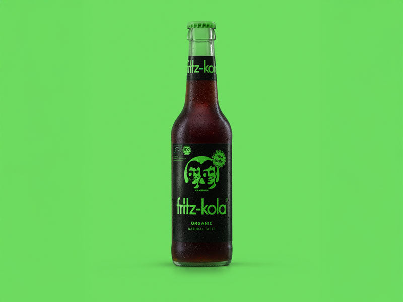 fritz-kola organic packshot vor grünem hintergrund