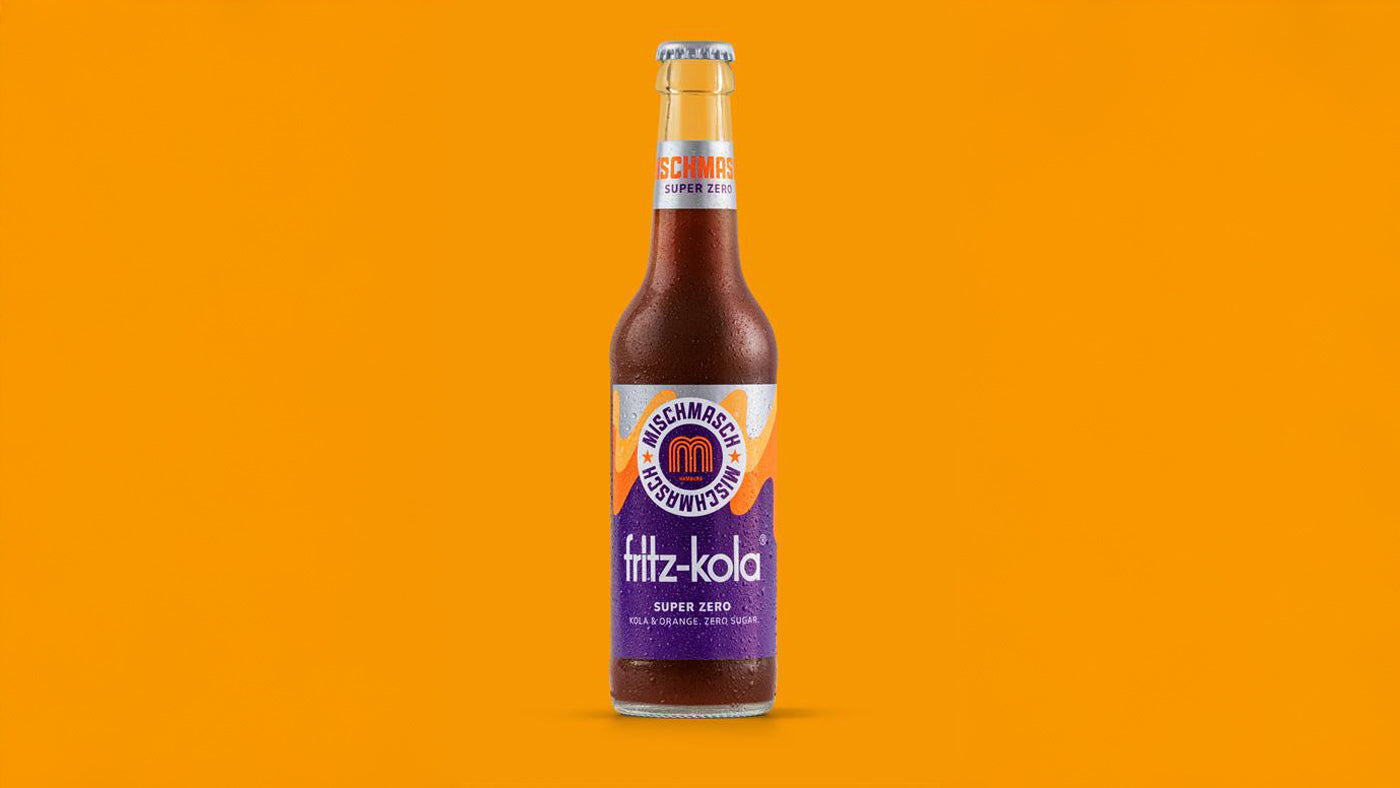 Packshot fritz-kola mischmasch super zero vor organgenen Hintergrund
