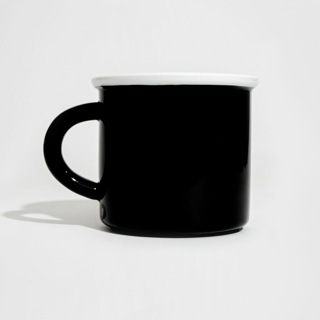 Schwarze Tasse mit weißem Rand