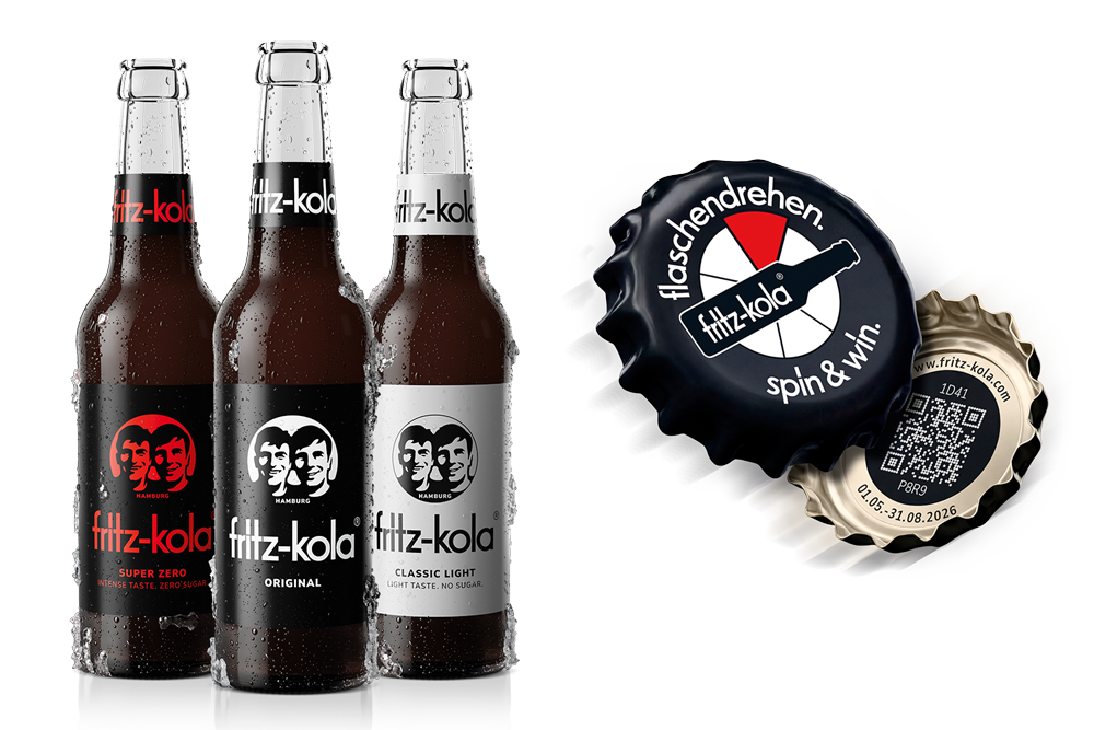 Drei gekühlte fritz-kola-Glasflaschen stehen nebeneinander: „fritz-kola super zero“, „fritz-kola original“ und „fritz-kola classic light“. Rechts daneben liegen zwei Kronkorken mit dem Aufdruck „flaschendrehen. spin & win.“ sowie einem QR-Code. Der Hintergrund ist schwarz.

