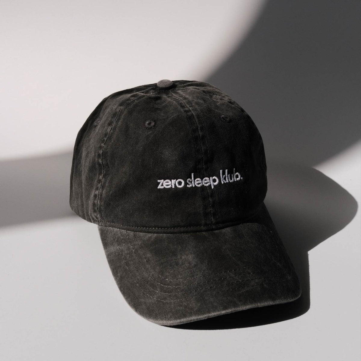 schwarze ausgewaschene cap mit weißem stick "zero sleep klub."