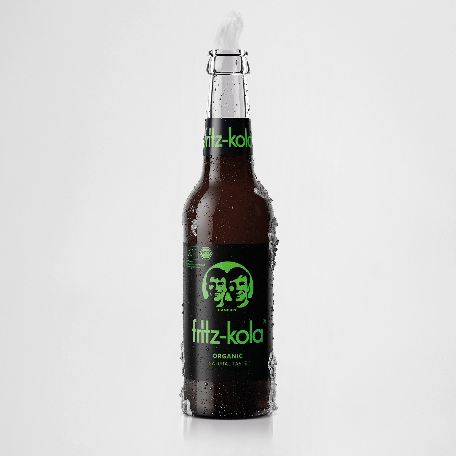 Eine Flasche fritz-kola organic kola 0,33l. Die Flasche ist mit Kondenswasser bedeckt und steht vor einem hellen Hintergrund.