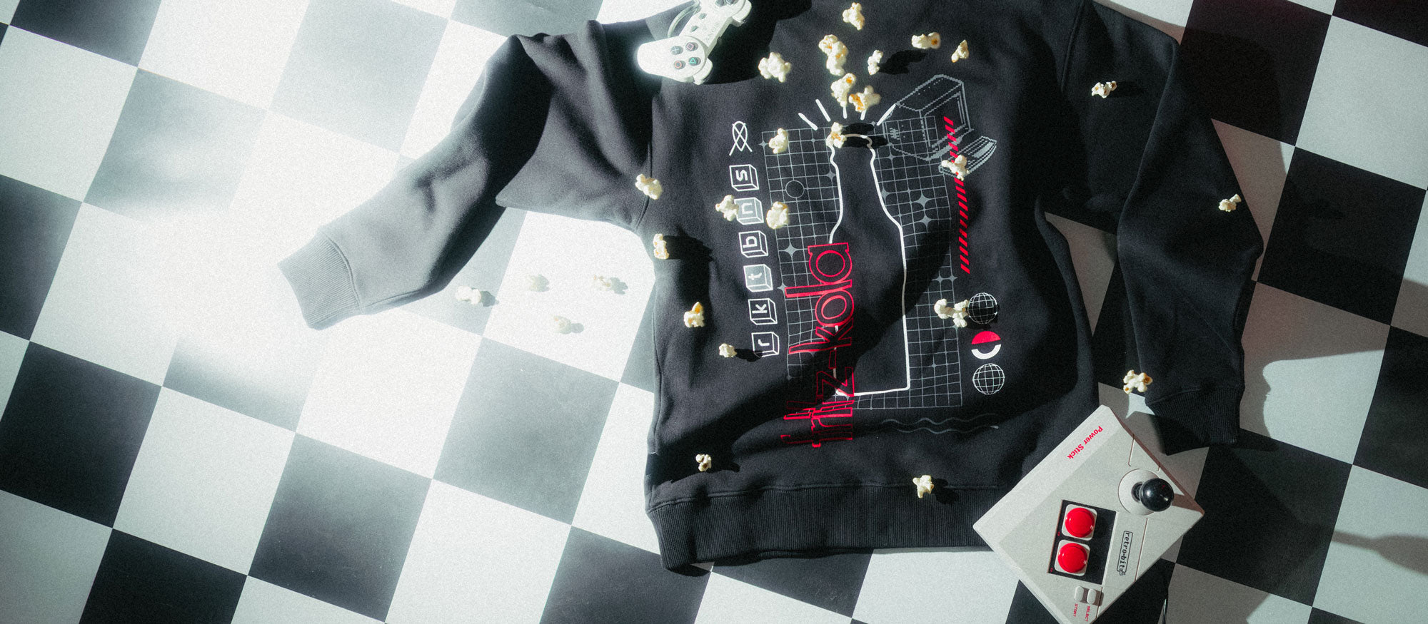 Ein Pullover der fritz-kola x rktbns kollektion liegt auf einem schwarz weißen fliesenboden