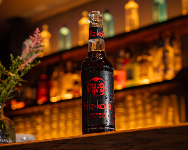 fritz-kola super zero auf dem Tresen einer Bar. 