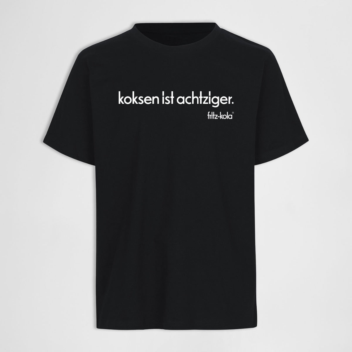 Schwarzes Shirt auf weißem Hintergrund. Auf der Brust steht in weiß der Schriftzug "koksen ist achtziger." und darunter ist das fritz-kola Logo