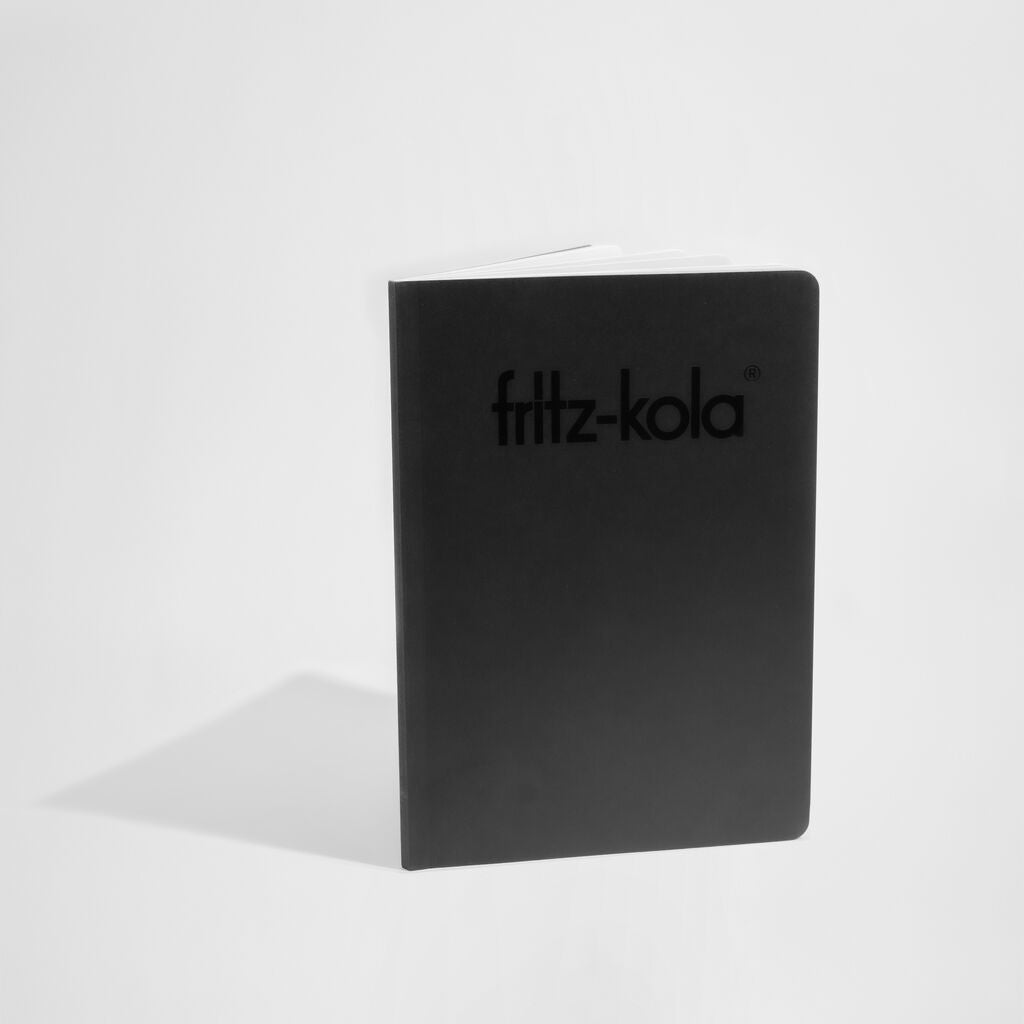schwarzes fritz-kola Notizheft mit schwarzen, glänzendem fritz-kola Schriftzug