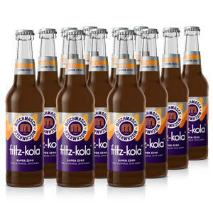 Mehrere fritz-kola Mischmasch super zero Flaschen sind in Reihen angeordnet, sodass sie eine dreidimensionale Formation bilden. 