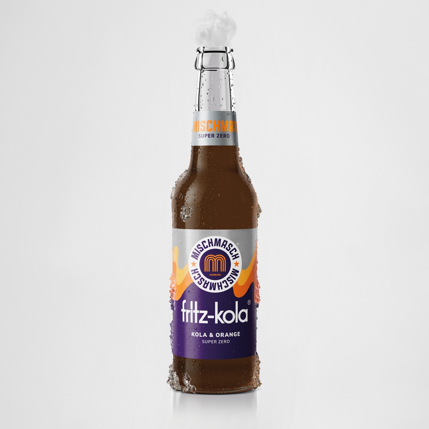Eine Flasche fritz-kola mischmasch super-zero 0,33l. Die Flasche ist mit Kondenswasser bedeckt und steht vor einem hellen Hintergrund. Auf dem Etikett sind Wellen in den Akzentfarben silber, orange und lila