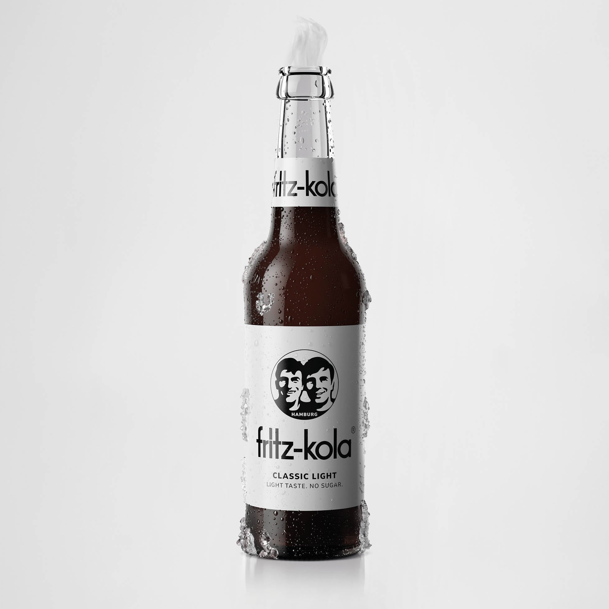 Eine Flasche fritz-kola classic light 0,33l. Die Flasche ist mit Kondenswasser bedeckt und steht vor einem hellen Hintergrund.