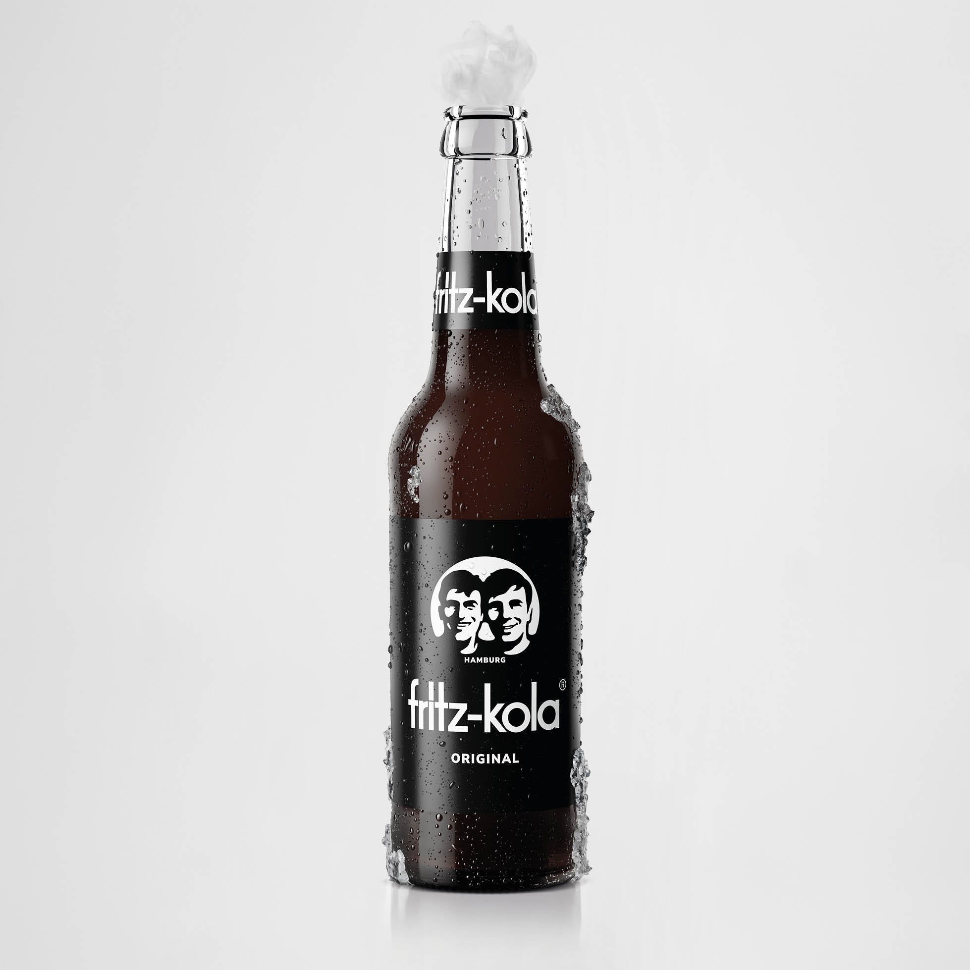 Eine Flasche fritz-kola original 0,33l. Die Flasche ist mit Kondenswasser bedeckt und steht vor einem hellen Hintergrund.