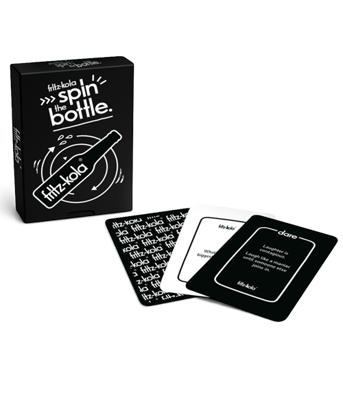Schachtel des Kartenspiels „spin the bottle“ von fritz-kola in Schwarz. Daneben liegen mehrere Spielkarten mit fritz-kola‑Branding und Text. Alle Elemente sind freigestellt vor hellem Hintergrund.
