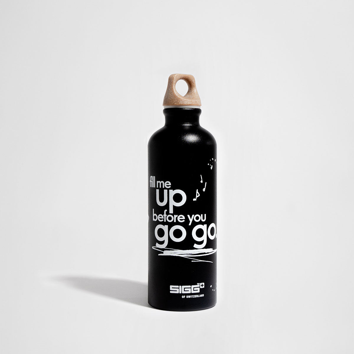 Schwarze Trinkflasche mit Korkdeckel. Weißer Schriftzug "fill me up before you go go" mit Musiknoten. SIGG-Logo am Boden.