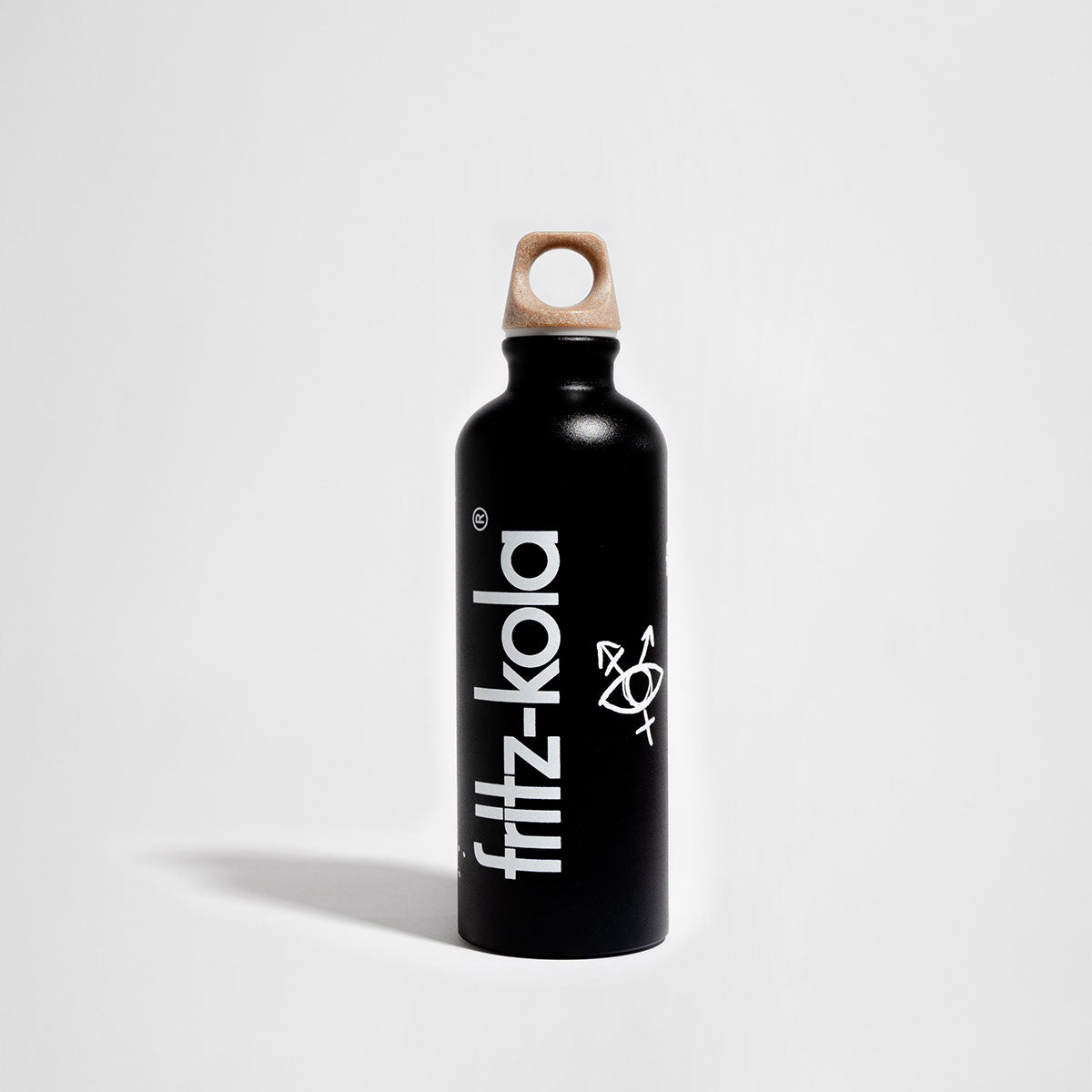 Schwarze Trinkflasche mit Korkdeckel. Weißer fritz-kola Schriftzug vertikal angeordnet. Rechts daneben männlich-weiblich Symbol. Steht auf hellem Untergrund mit Schatten.