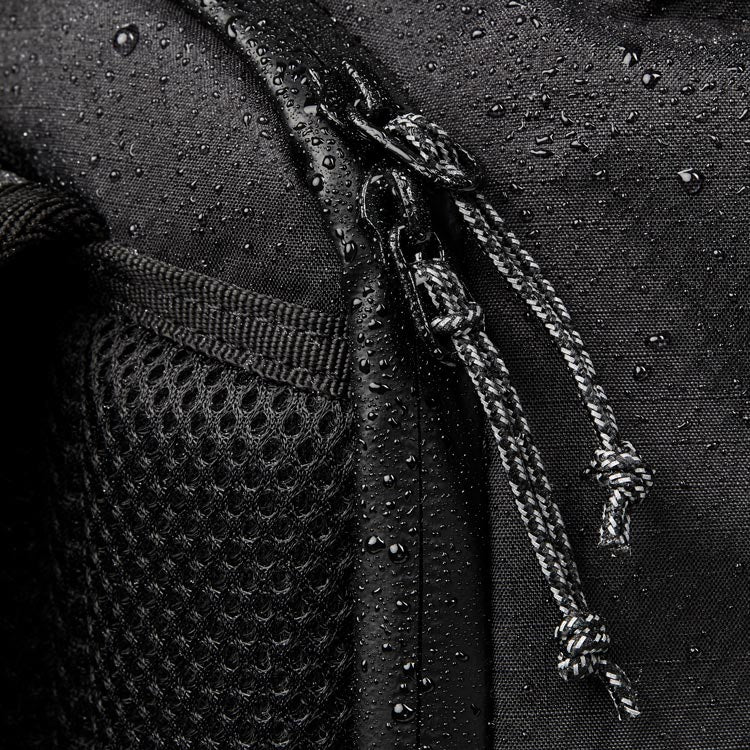 Detailaufnahme der wasserabweisenden Eigenschaft des Rucksacks. 