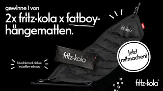 Gewinnspiel: Schwarze Hängematte von fritz-kola x fatboy auf schwarzem Hintergrund. Links steht 'gewinne 1 von 2x fritz-kola x fatboy-hängematten.' Die Hängematte hat ein schwarzes Kissen mit fritz-kola Logo. Beschrieben als 'headdemock deluxe incl. pillow schwarz'. Rechts ein weißer Button mit 'jetzt mitmachen!' und das fritz-kola Logo unten rechts.