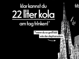 Illustration einer großen fritz-kola Flasche neben dem Stephansdom mit dem Text ‚klar kannst du 22 liter kola am tag trinken!* *wenn du so groß bist wie der stephansdom. portionsgrößenstudie