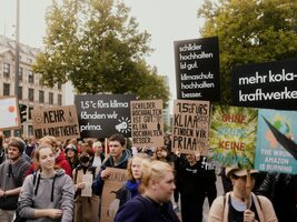 fritz-kola stellt sich zum globalen klimastreik an die seite von fridays for future