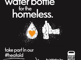 fritz-kola y homeless entrepreneur se unen para distribuir botellas de agua a los sin techo de barcelona